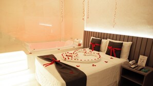 A hotel room with a bed, a nightstand, and a window. - Paris Hotel by H Hotéis Business (Taguatinga)