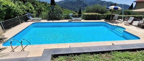 Una piscina al aire libre