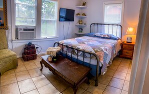 Tabla de planchar con plancha, wifi gratis y ropa de cama 