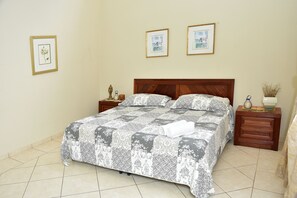 1 chambre, bureau, draps fournis