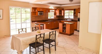 Uyuca Vista Family Villa