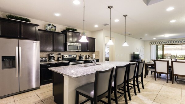 Réfrigérateur, micro-ondes, four, plaque de cuisson