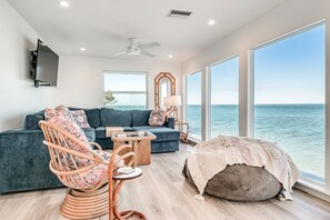 Smart TV, table tennis, books - Windows on the Water "W.O.W"  An ocean front oasis!   (Captiva)
