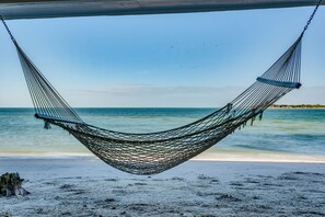 En la playa, camastros y toallas de playa