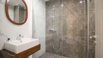 Ducha, artículos de tocador gratuitos, secador de pelo, toallas