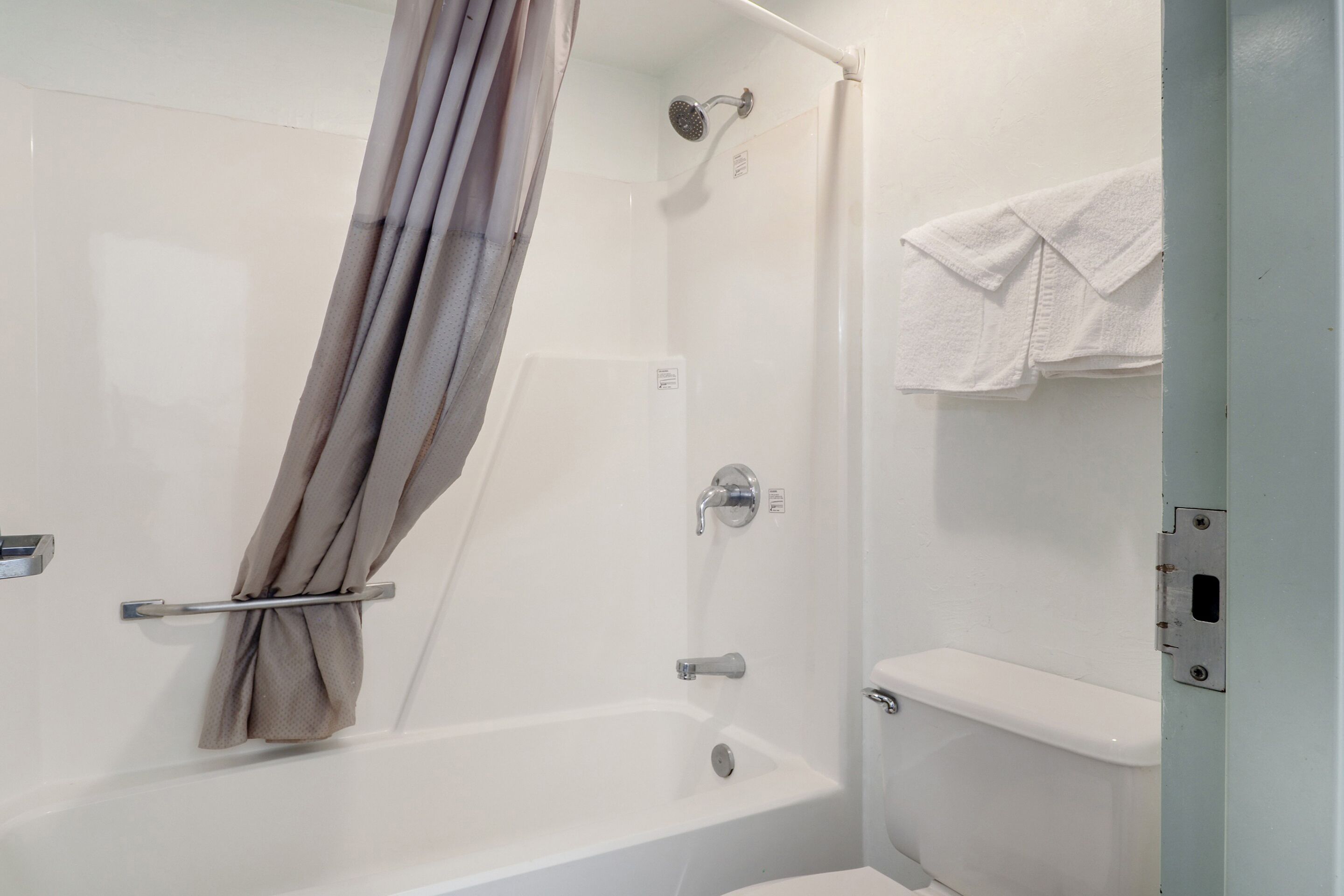 Tina con regadera, amenidades de baño gratuitas, secadora de cabello 