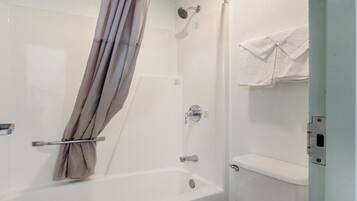 淋浴/盆浴组合、免费洗浴用品、吹风机、毛巾