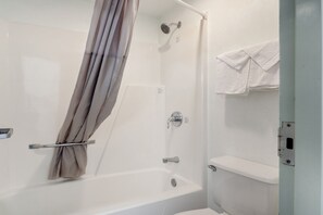 Badkar/dusch, gratis toalettartiklar, hårtork och handdukar