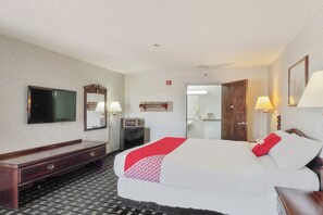 Desk, blackout drapes, free WiFi, bed sheets - Lonestar Inn & Suites, Erick OK – Hwy 40 BY OYO (Erick)