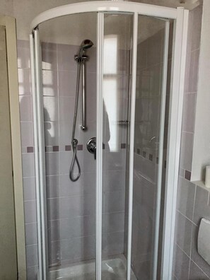 Dusche, kostenlose Toilettenartikel, Haartrockner, Bidet