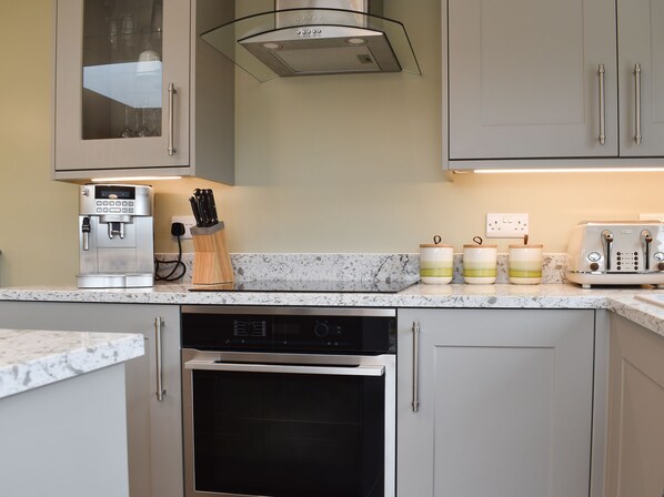 Dishwasher, cookware/dishes/utensils, freezer