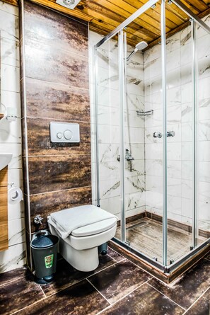 Deluxe Quadruple Room | Bathroom | Shower, rainfall showerhead, hair dryer, slippers - Lazz City Hotel (Istanbul)