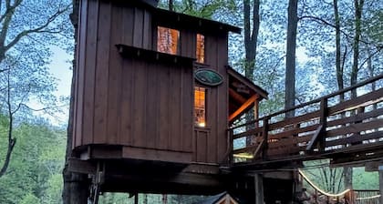 La cabane dans les arbres Magical Chez 'Tree Rest perchĂ©e Ă 35' au-dessus du sol de la forĂȘt!