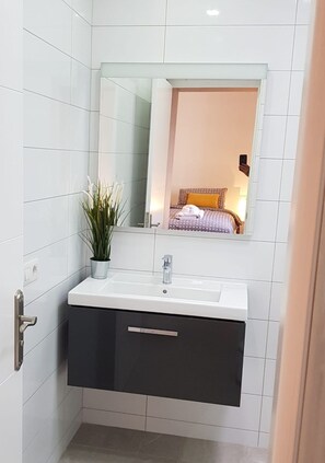Combined shower/tub, hair dryer, towels, toilet paper - 5 Star,  2 x True  Ensuite’s, Beach 20 meters,  Pool,  AC, FREE WIFI, Full TV.  (Puerto del Carmen)