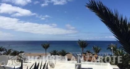 PRIMERA LINEA, Balcón, Vistas al mar, Piscina comunitaria, Aire acondicionado, WIFI, TV completa, Primera línea.