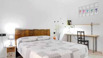 3 slaapkamers, een bureau, een strijkplank/strijkijzer, reisbedje
