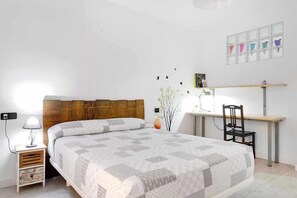 3 bedrooms, desk, iron/ironing board, travel crib