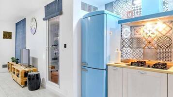 Een koelkast, een magnetron, een oven, een koffiezetapparaat/waterkoker