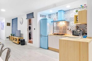 Réfrigérateur, micro-ondes, four, cafetière/bouilloire