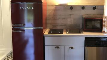 Køleskab, mikrobølgeovn, kogeplade, opvaskemaskine