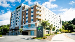 Ein modernes Mehrstöckiges Hotel mit einer auffälligen Schilderung für 'Element by Westin' an der Adresse 62, das eine Kombination aus Backstein und Glasfassade sowie einen begrünten Eingangsbereich aufweist.