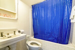 Room, 1 Queen Bed, Shared Bathroom | Bathroom - OYO Hotel Bradford Main St PA (Bradford)