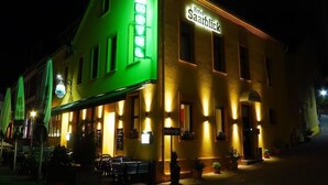 Bagian depan properti - sore/malam