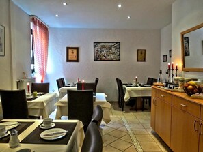 Free daily continental breakfast  - Hotel-Restaurant Saarblick (Mettlach)