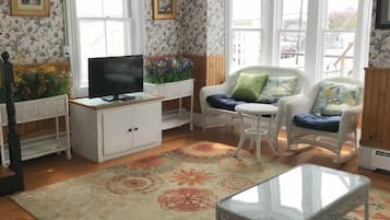 ๋ฒ ์ด์ง ๋๋ธ๋ฃธ | ๊ฑฐ์ค ๊ณต๊ฐ | ์์ฑ ์ฑ๋ ์์ฒญ์ด ๊ฐ๋ฅํ 30์ธ์น ํ๋ฉด TV, TV