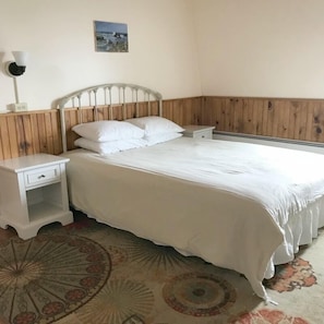 Basic Double Room | Dihias secara berasingan, dilengkapkan perabot secara berasingan 