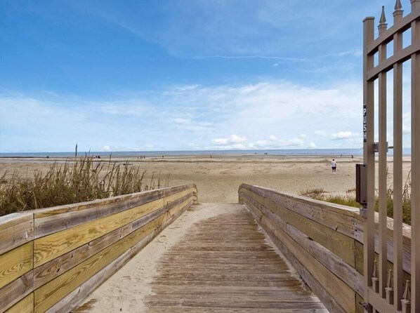 On the beach - Jack and Laurel Welcome You to our Beach Club Condo! (Saint Simons Island)