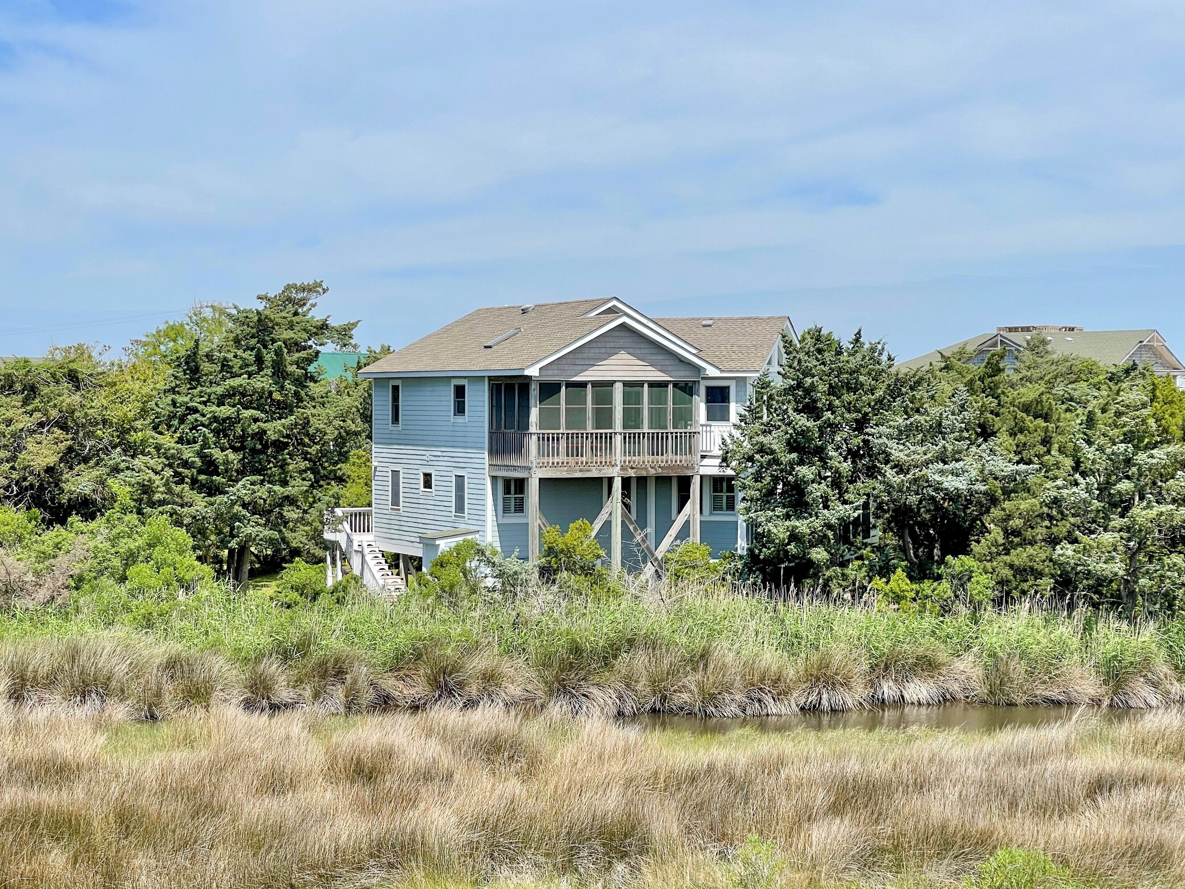 Seaire:  Spacious, open floorplan, convenient for kayaking.