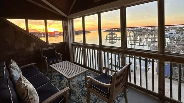 Ein Zimmer mit Blick auf das Wasser und einem Schild mit der Aufschrift 'Ocracoke Island'.