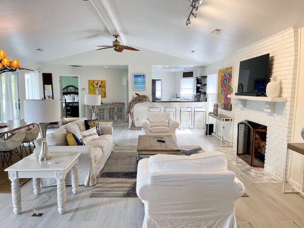 TV - Gemini: Canalfront, pool, main house and guest cottage, private dock. (Ocracoke)