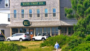 Un bâtiment à deux étages sur lequel on peut lire l’inscription « Water Street Inn ».