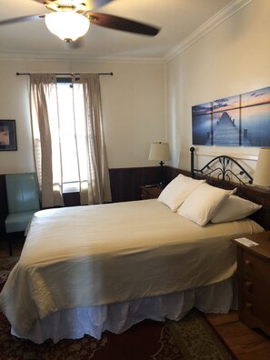 Kamar Basic, 1 Tempat Tidur Queen | Didekorasi berbeda-beda dan dilengkapi dengan perabotan berbeda-beda