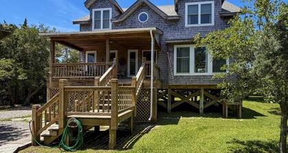 Olivella: Pet friendly, artistic, eclectic artwork, decks, porches.