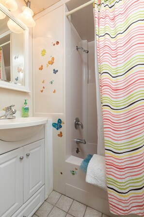 Combined shower/tub, hair dryer, towels, soap - VERY cool! Tree-house style Villa! WOW- available July 13-18 & 25-31! Book soon! (Seabrook Island)
