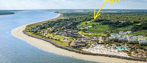 Una spiaggia nelle vicinanze, lettini da mare