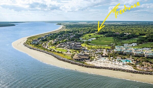 Ranta lähistöllä, aurinkotuoleja