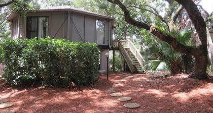 Suloinen "puutalo" Villa 18. väylällä