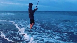 Une personne qui pêche dans l’océan.