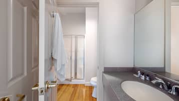 Combined shower/bathtub, free toiletries, hair dryer, towels