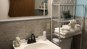 スタンダード ダブルルーム | バスルーム | シャワー、ヘアドライヤー、タオル