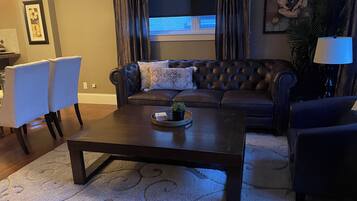 Télévision, cheminée, livres