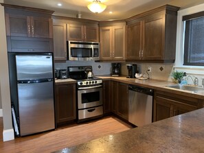 雪櫃、微波爐、焗爐、爐具