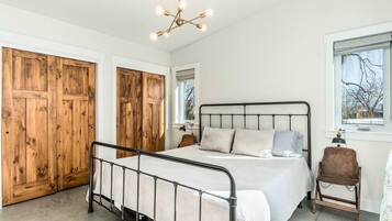 1 slaapkamer, een bureau, een strijkplank/strijkijzer, reisbedje