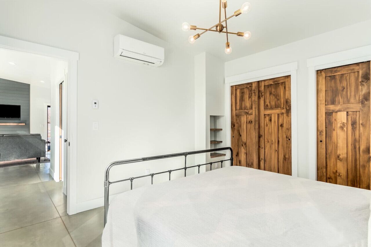 1 bedroom, desk, iron/ironing board, travel cot