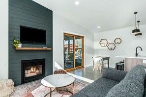 Televisión y chimenea 