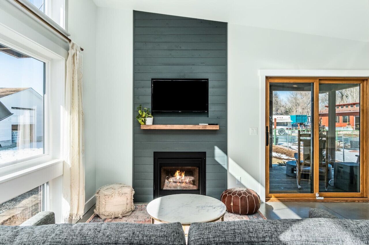 TV, fireplace
